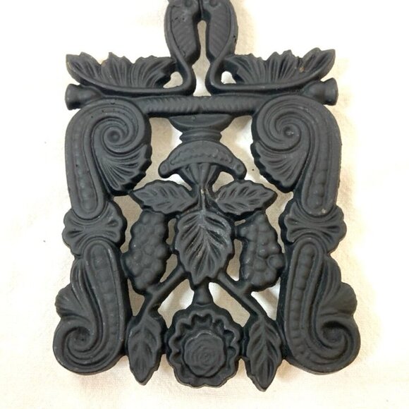 Vtg Virginia Metal Work Cast Iron Trivet or Wall Decor Grapes Matte Black. - Picture 3 of 5